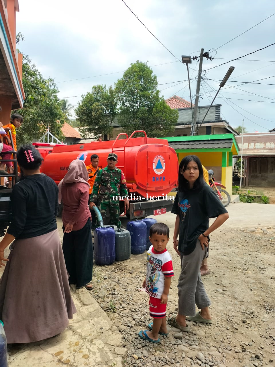 Babinsa Koramil Jatinegara Dampingi Pendistribusian 5000 Liter Air Bersih