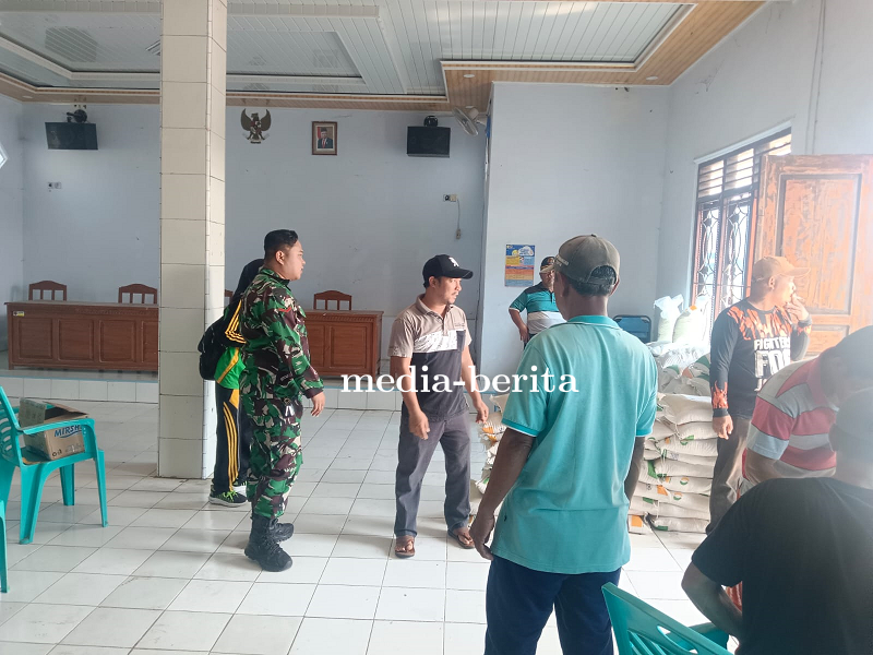 Pastikan Lancar, Babinsa Koramil Pagerbarang Dampingi Penyaluran Bantuan Beras