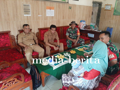 Babinsa Gelar Komsos Bersama Kades Dan Perangkat Desa