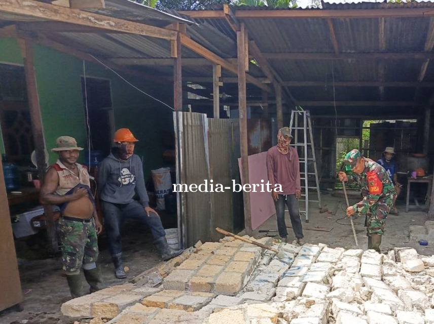 Junjung Tinggi Kearifan Lokal, Babinsa Kemtuk Gresi Gotong Royong Perbaikan Rumah Kepala Suku