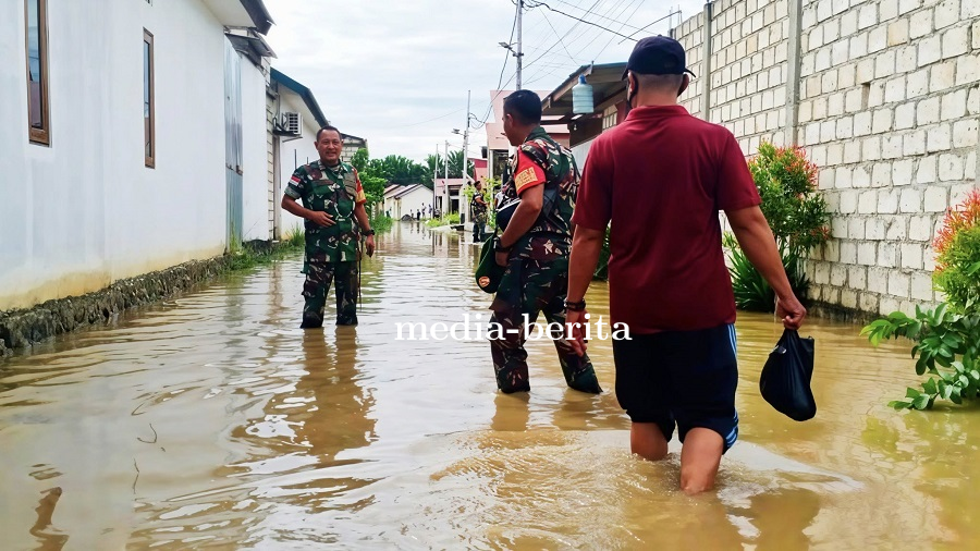 Pasca Hujan Deras Babinsa Koramil 1701-01/Sentani Pantau Titik Banjir