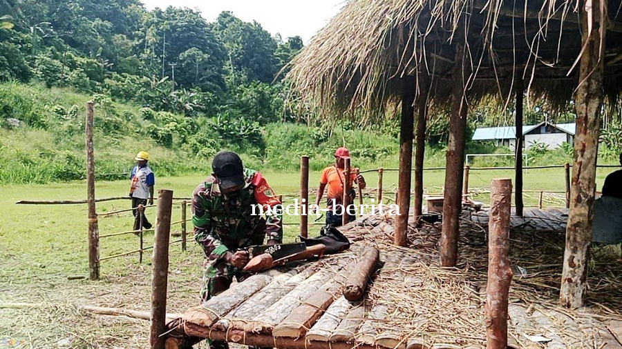 Sambut Natal dan Tahun Baru, Babinsa Koramil Demta Bersama Warga Kompak Bangun Pondok Natal