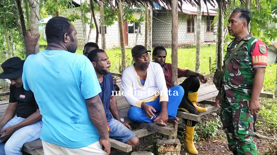 Antisipasi Kerawanan, Babinsa Gelar Komsos dengan Pemuda Kampung Imestum Jayapura