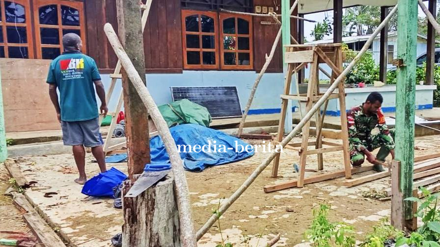 Babinsa Web dan Warga Kompak Bangun Teras Rumah Bapak Lukas Watai