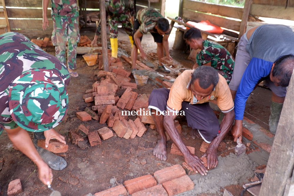 Haru Dan Bahagia Wajah Mahdalena, Saat Satgas TMMD Rehab Dapur Rumah Miliknya