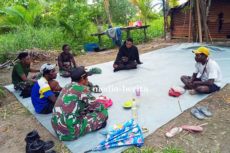 Babinsa Kimaam Jalin Keakraban Dengan Warga Melalui Komsos di Kampung Teri