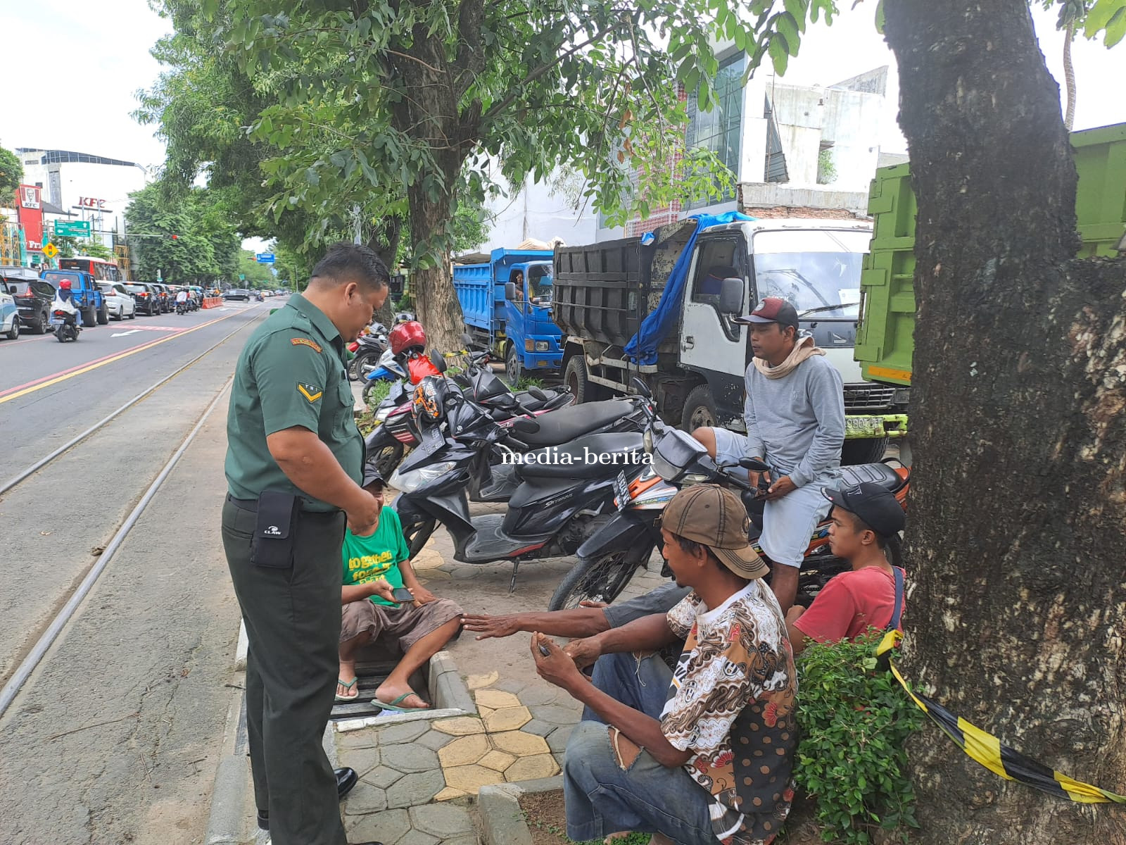 Komsos Babinsa kemlayan Komsos Selipkan Jaga Kebersihan Lingkungan.
