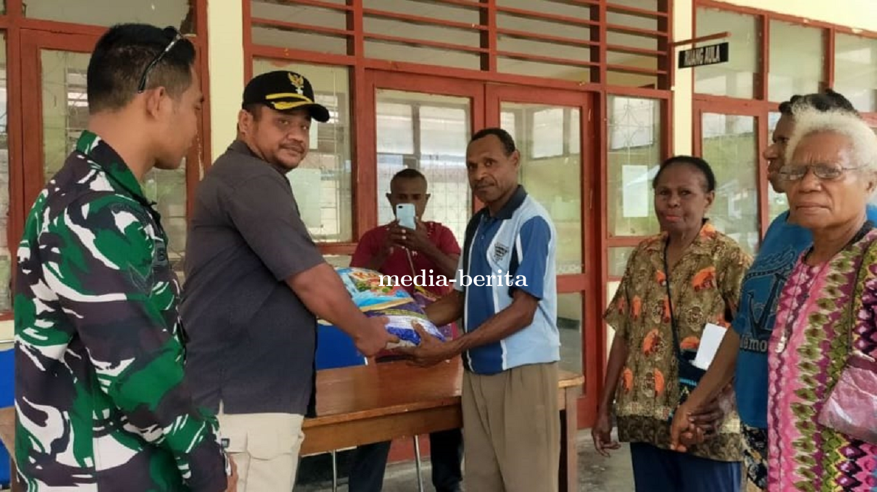 Babinsa Dampingi Lurah Salurkan Bantuan Pangan Untuk Warga Kelurahan Hatib