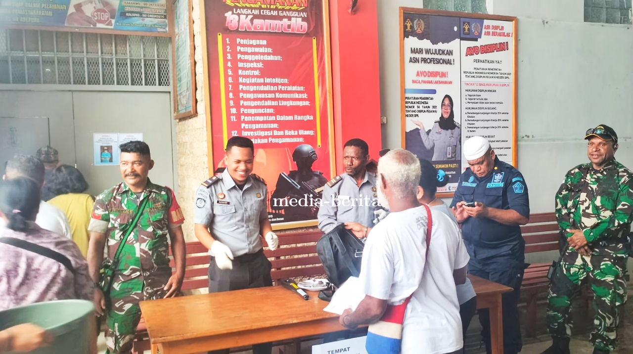 Pengamanan Ketat Babinsa dan Petugas Lapas Abepura Menjelang Hari Raya Idul Fitri