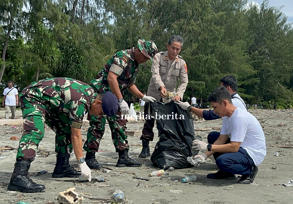 Danramil Jayapura Selatan Turut Serta Dalam Aksi Grebek Sampah Peringatan Hari Lingkungan Hidup Sedu