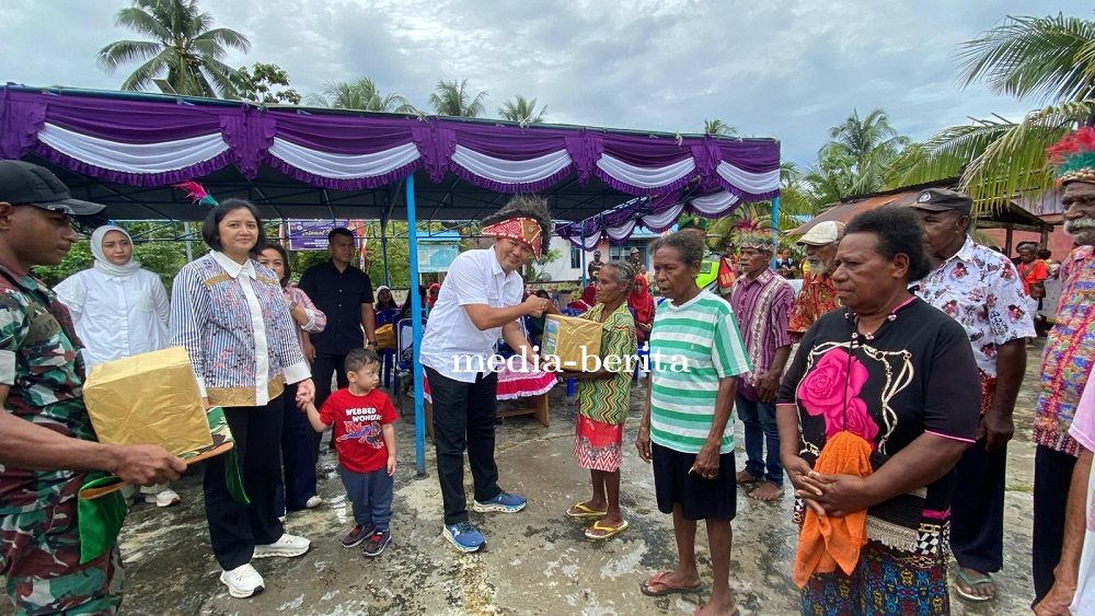 Warga Kampung Mbromsi Sambut Danrem 172/PWY, Salurkan 300 Paket Sembako 