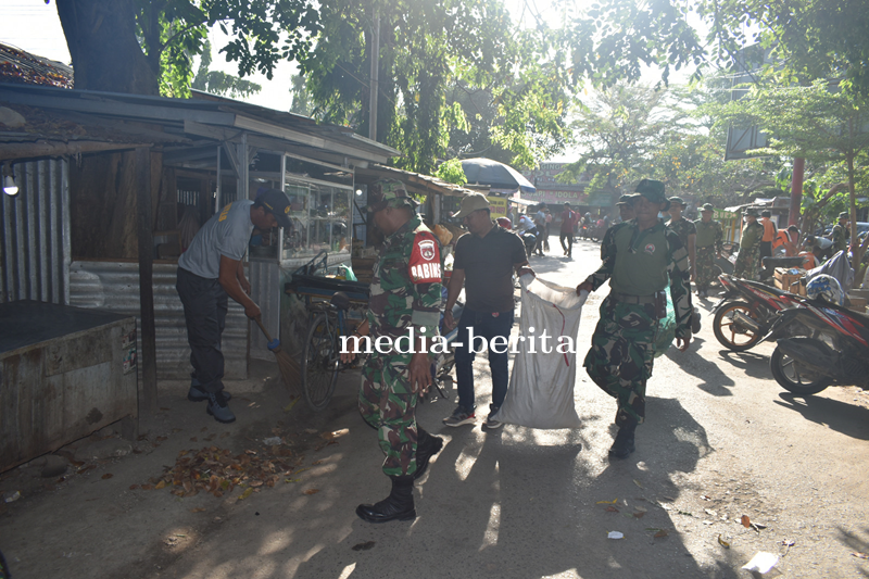 Jelang HUT TNI Ke – 79, Kodim 0712 Tegal Bersihkan Pasar Trayeman