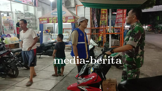 Babinsa Koramil Kramat Jalin Silaturahmi Dengan Tukang Parkir 