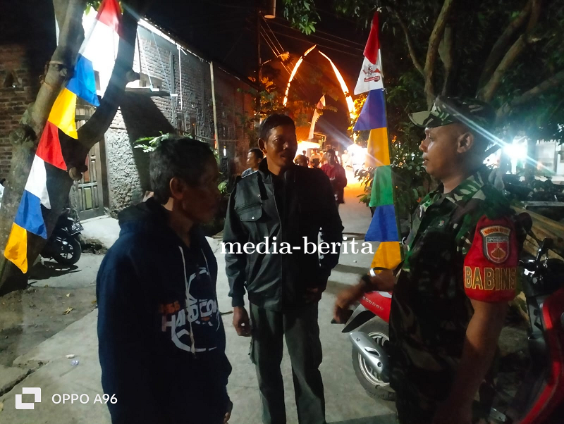 Patroli Malam Babinsa Kedungbanteng Sempatkan Komsos Dengan Warga 