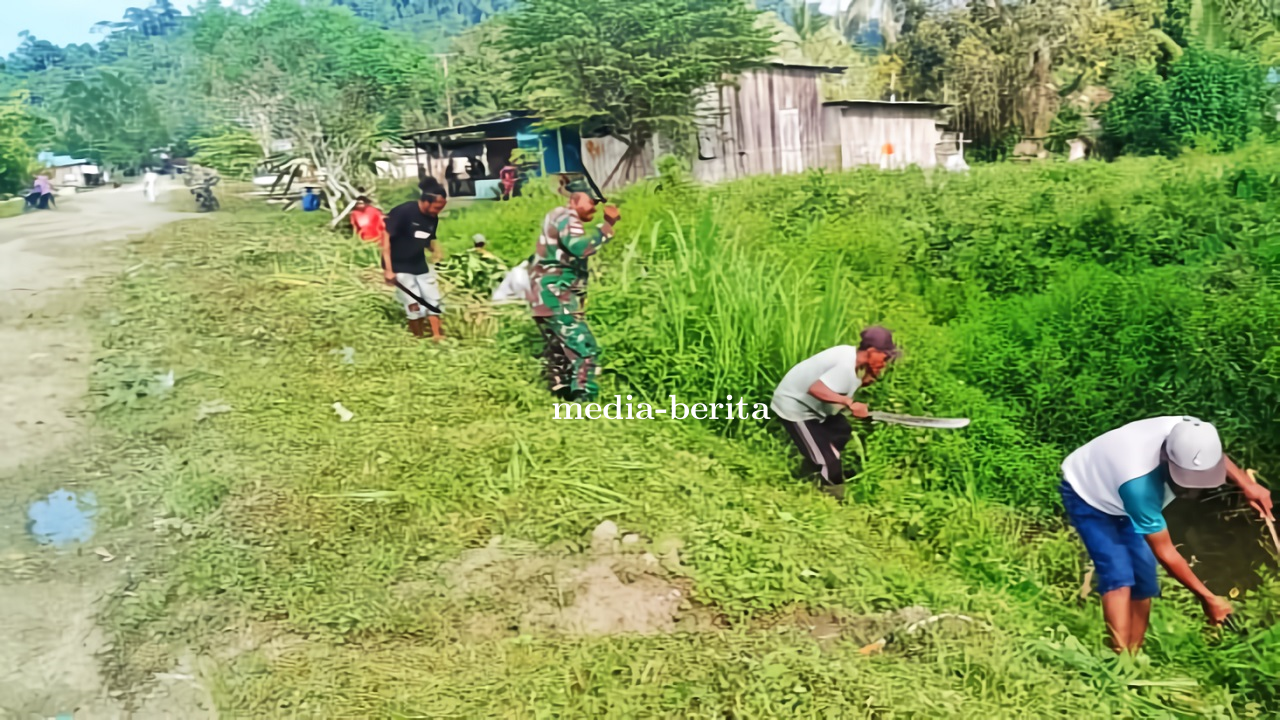 Peduli Kebersihan Lingkungan Di Wilayah Binaan Babinsa Kaureh Pelopori Kegiatan Kerja Bakti
