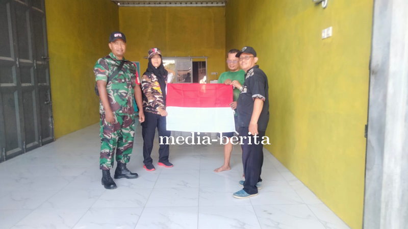 Babinsa Koramil Sumurpanggang Serahkan Bendera Merah Putih Kepada Warga Kelurahan Krandon 
