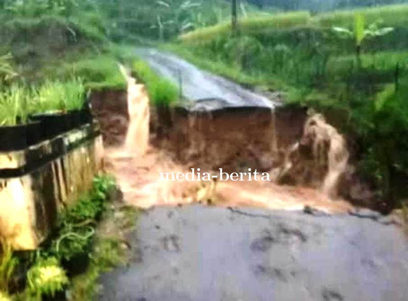 Jembatan Putus dan Terancam Putus di Salem Brebes